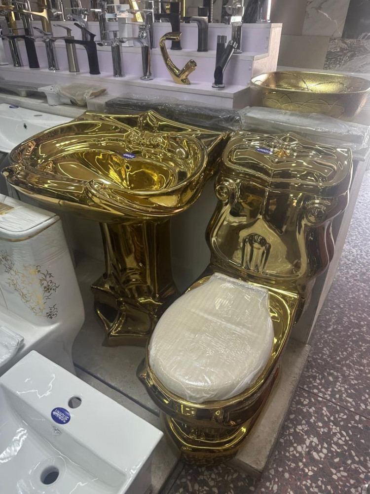 Integrated Gold plaited Water Closet