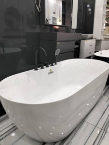 White acrylic freestanding bathtub