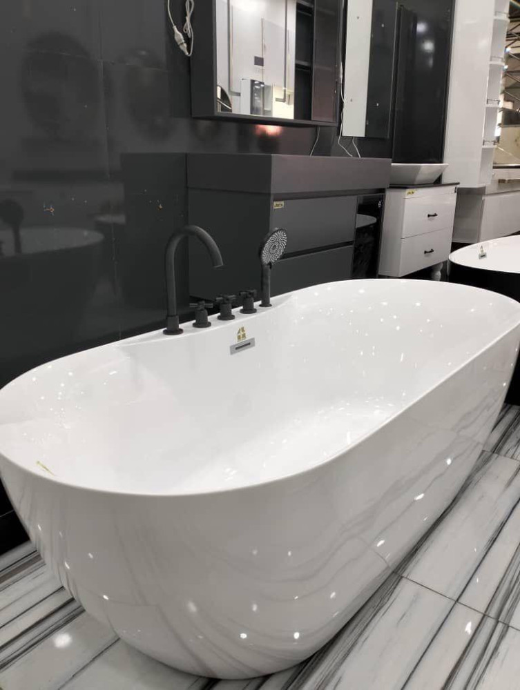White acrylic freestanding bathtub