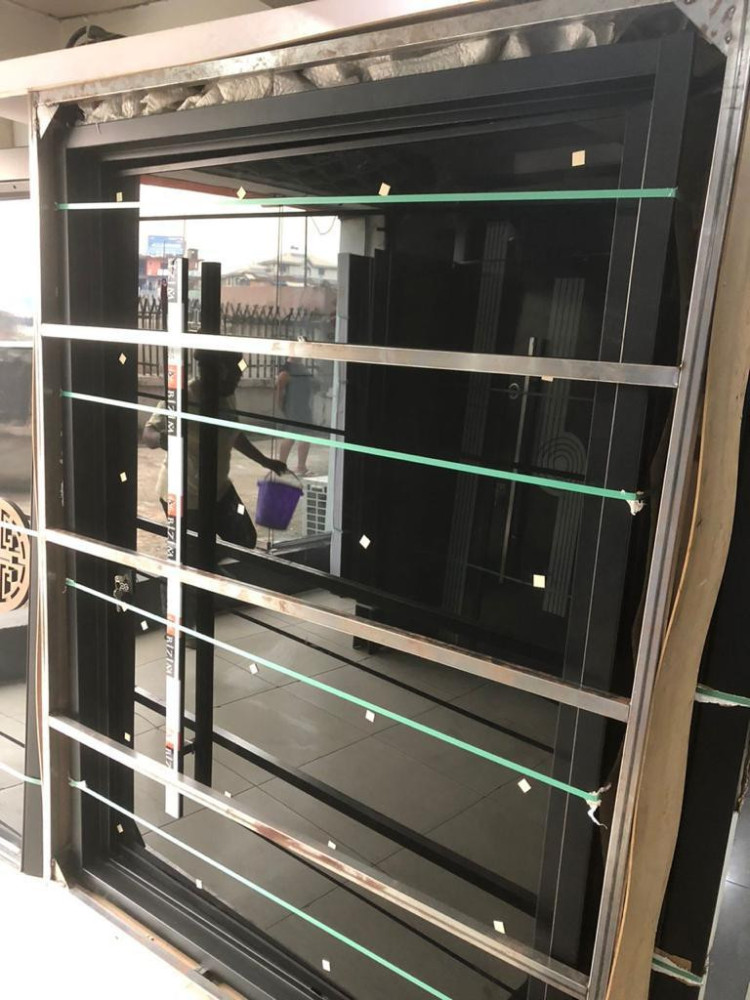 Frameless Pivot Door