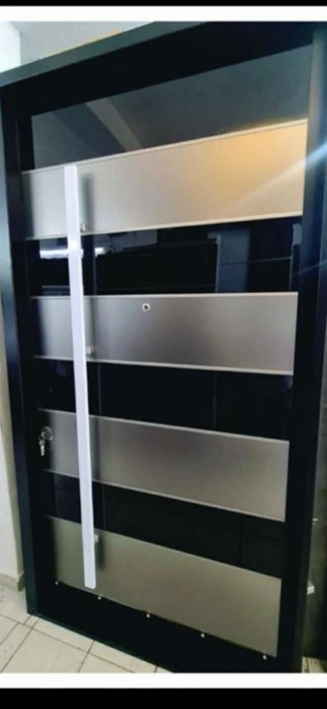 Frameless Pivot Door