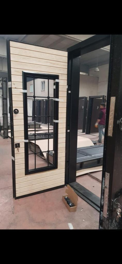 Frameless Pivot Door